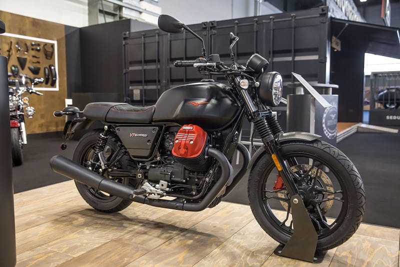 01 Moto Guzzi V7 III Carbon