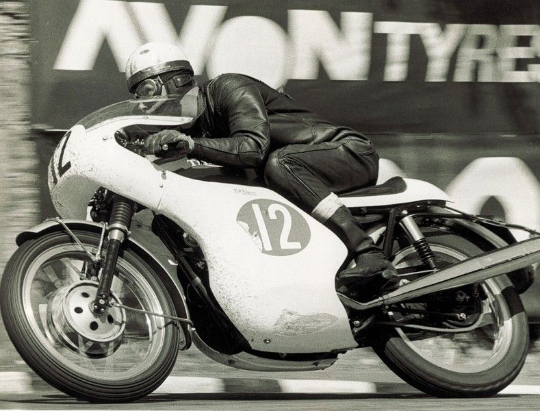 Triumph bookazine122 1065x810