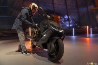 P90428637_highRes_bmw-ce-04-at-night-0