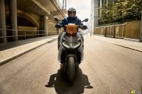 P90428721_highRes_the-new-bmw-ce-04-th