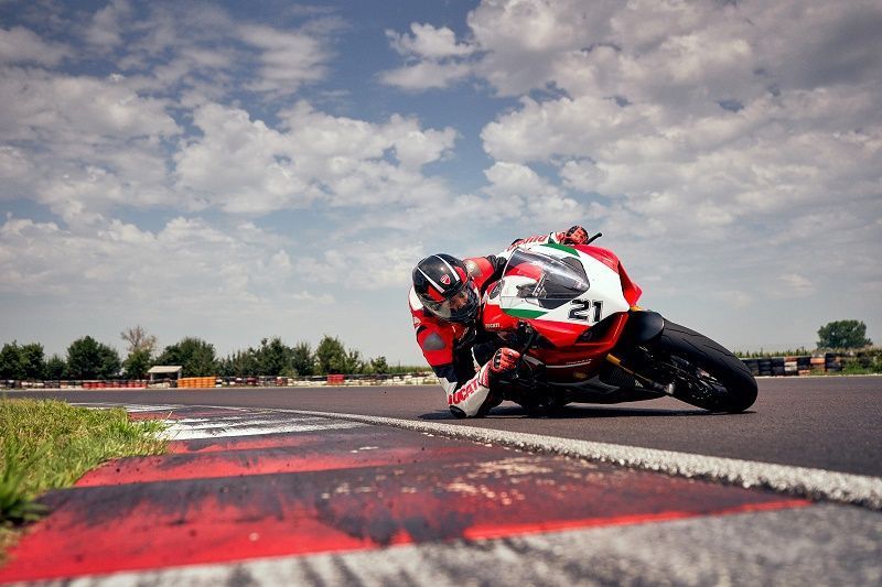 PanigaleV2 Bayliss 1stChampionship20thAnniversary 57 UC308410 High