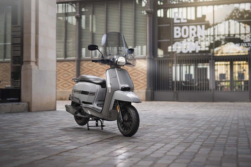 02. LAMBRETTA V125 SPECIAL SHINY GREY 