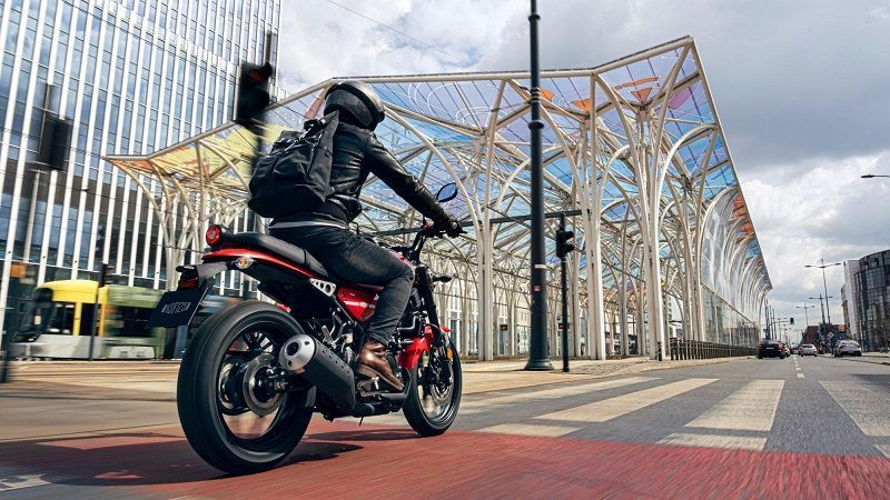 2021 Yamaha XS125 EU Redline Action 002 03