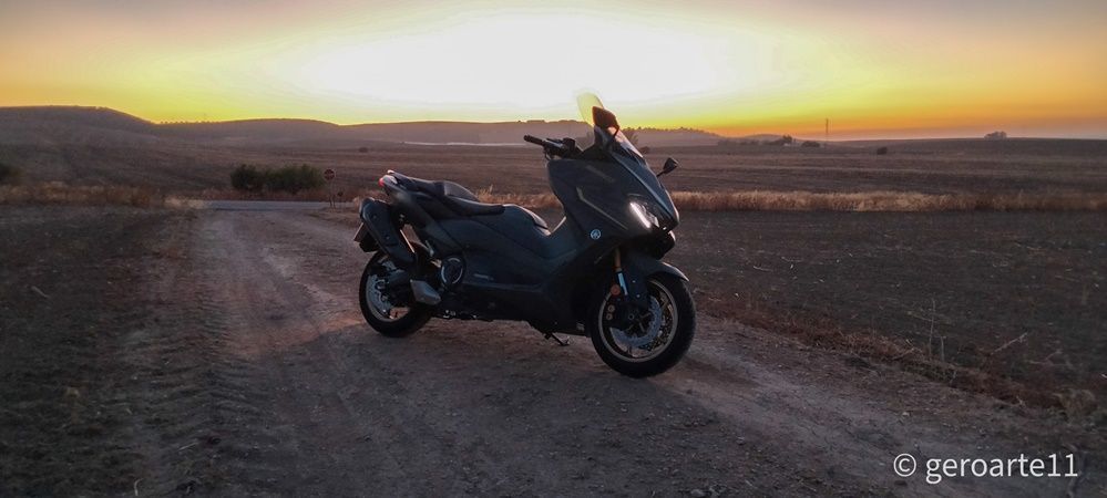 YAMAHA TMAX560 02