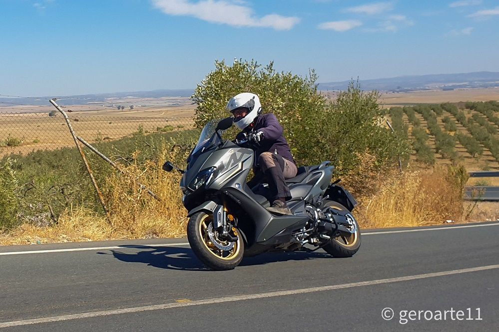 YAMAHA TMAX560 22