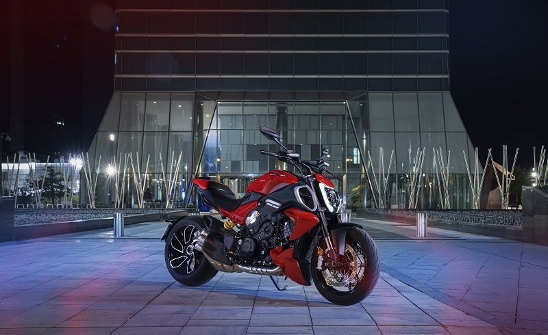MY23 Ducati Diavel V4 117 UC450500 High