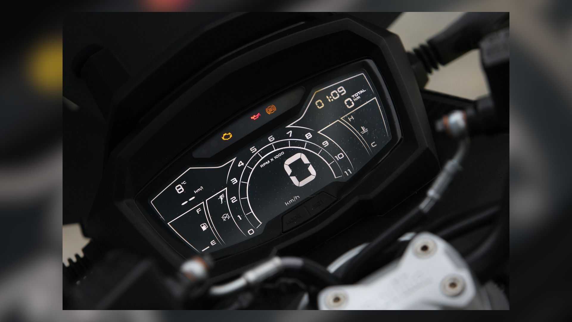aprilia sr gt lcd display closeup