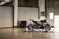 P90479752_highRes_the-new-bmw-s-1000-r