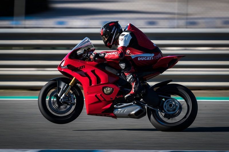 DUCATI PANIGALE V4S ACTION 038 UC355463 High