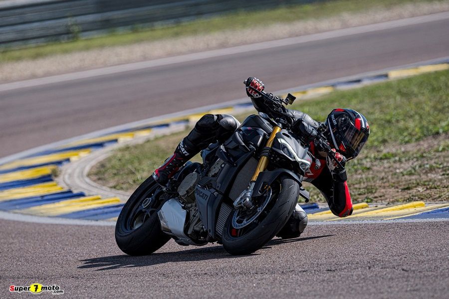 MY23 Ducati Streetfighter V4S 200 UC445888 High