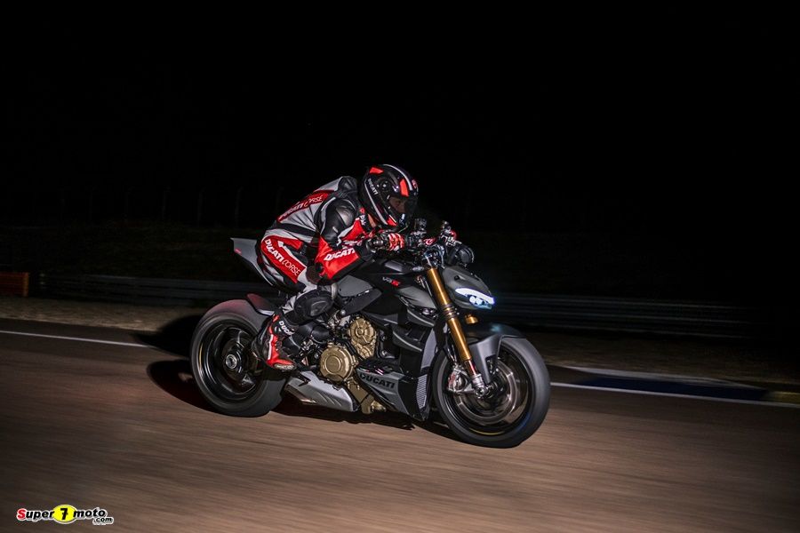 MY23 Ducati Streetfighter V4S 202 UC445890 High