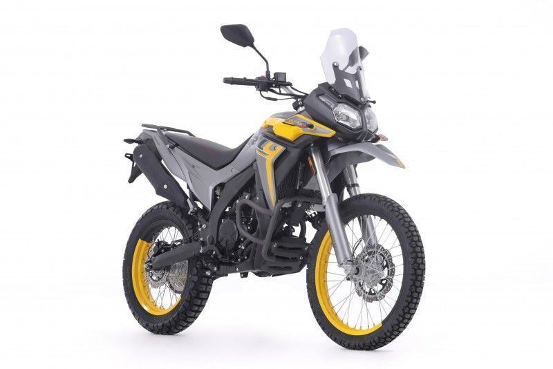 VOGE 300 Rally E5 gris amarillo estudio 1