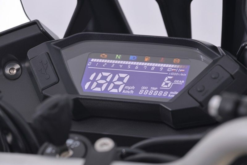 VOGE 300 Rally gris amarillo estudio detalle 9