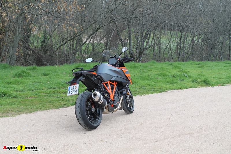 KTM1290SuperDukeGT2022 01