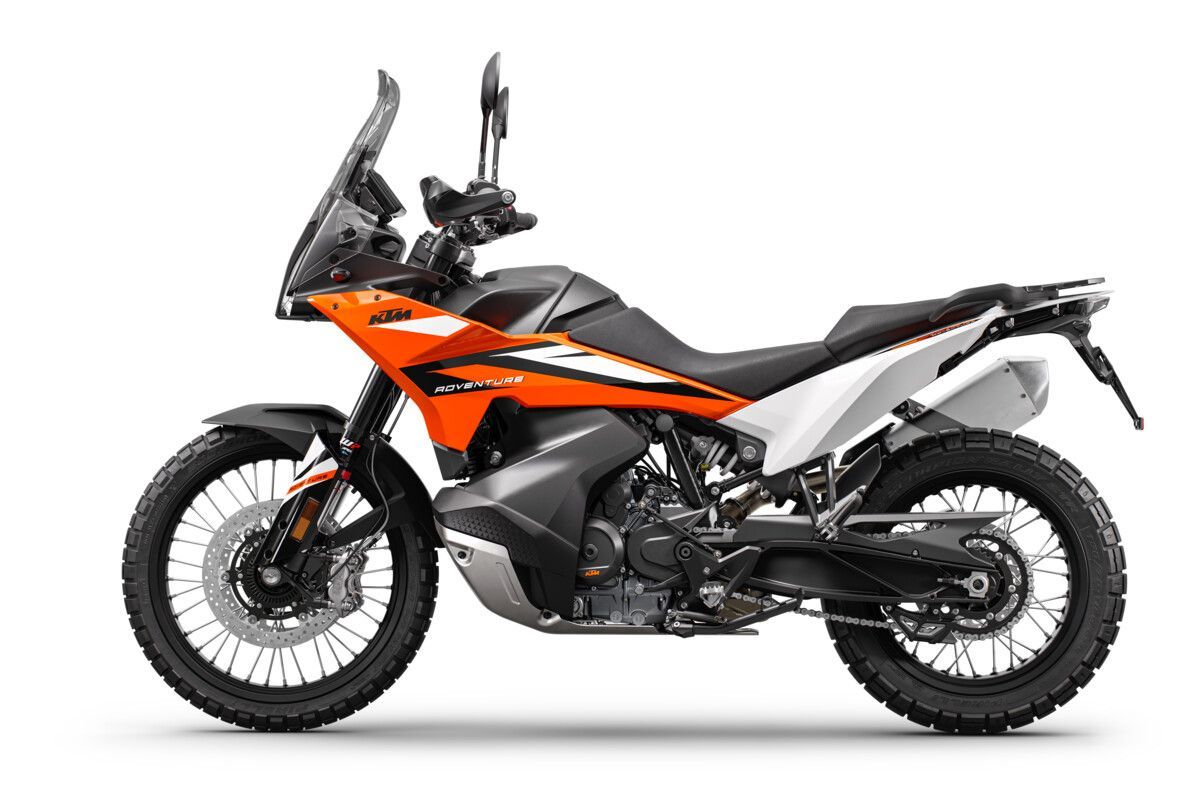 457293 890 ADVENTURE Orange MY23 90 Left MY23