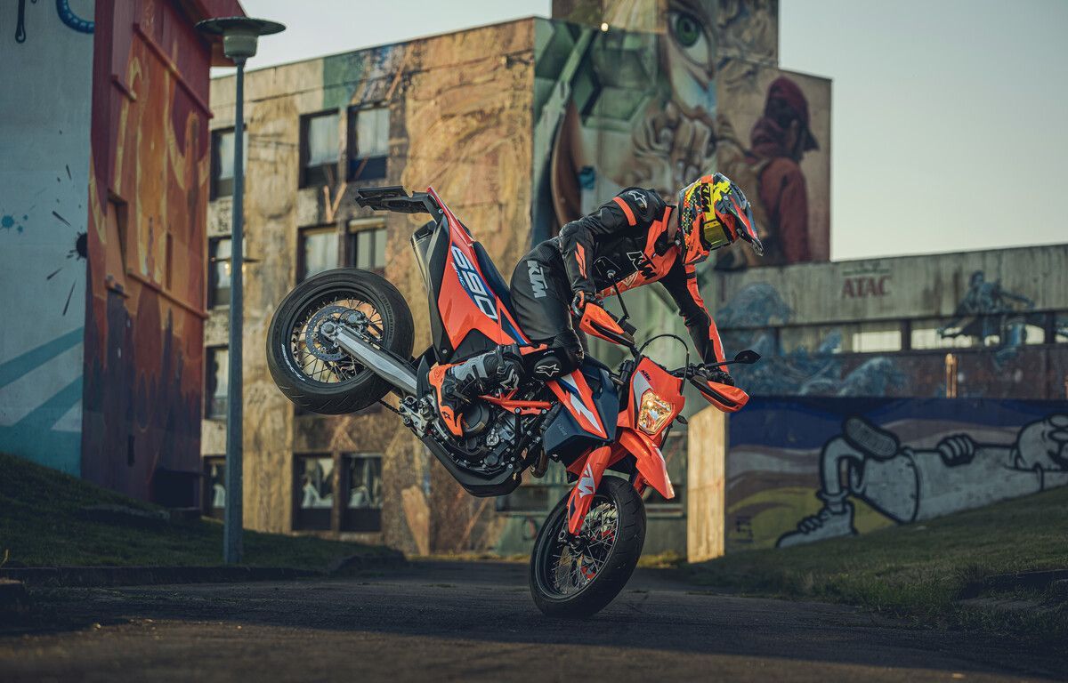 MY23 KTM 690 SMC R