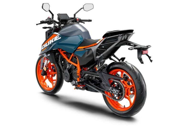 542071 MY24 KTM 390 DUKE Studio Rear Left 04 STUDIO GLOBAL EUROPE