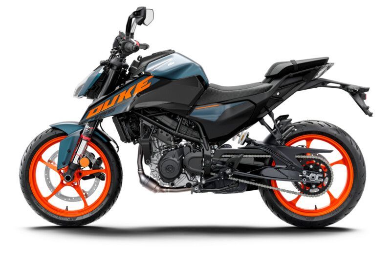 542128 MY24 KTM 125 Duke Studio 90 Left 04 STUDIO INDIA GLOBAL EUROPE
