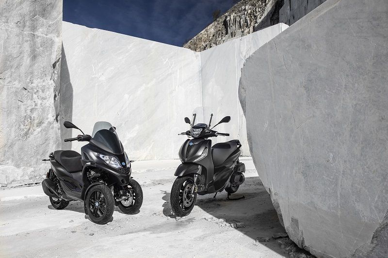01 Piaggio MP3 300 e Beverly Deep Black