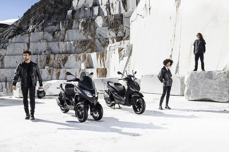 02 Piaggio MP3 300 e Beverly Deep Black