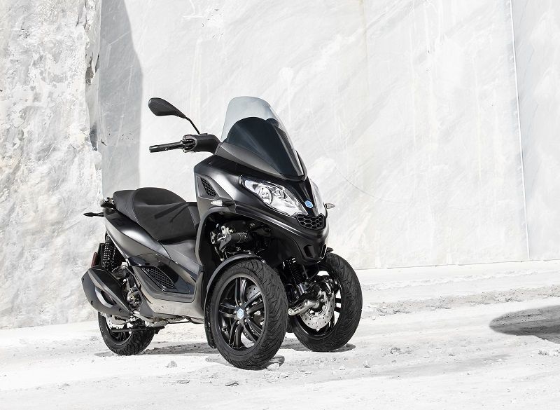 04 Piaggio MP3 300 Deep Black