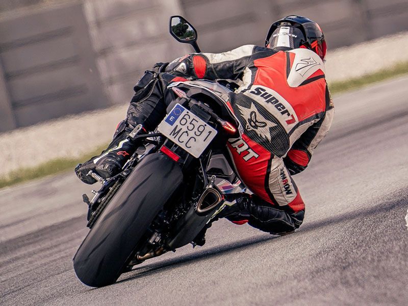 s1000rr con pirelli supercorsa v4 SC en circuito