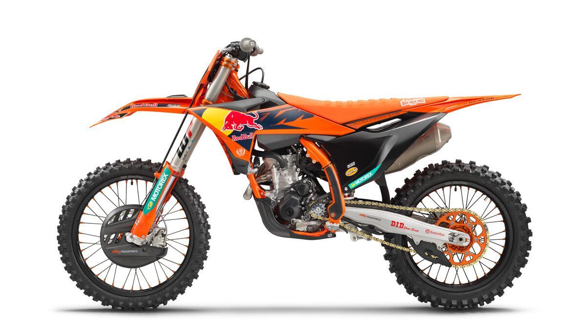 560379 MY24 KTM 250 SX F Factory Edition 90de left Studio 02 STATIC 04 STUDIO