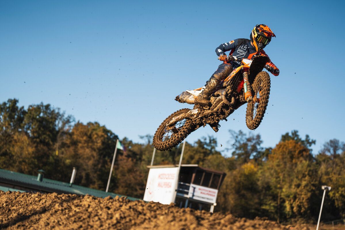 563119 MY24 KTM 450 SX F FACTORY EDITION EU EUROPE GLOBAL 01 ACTION