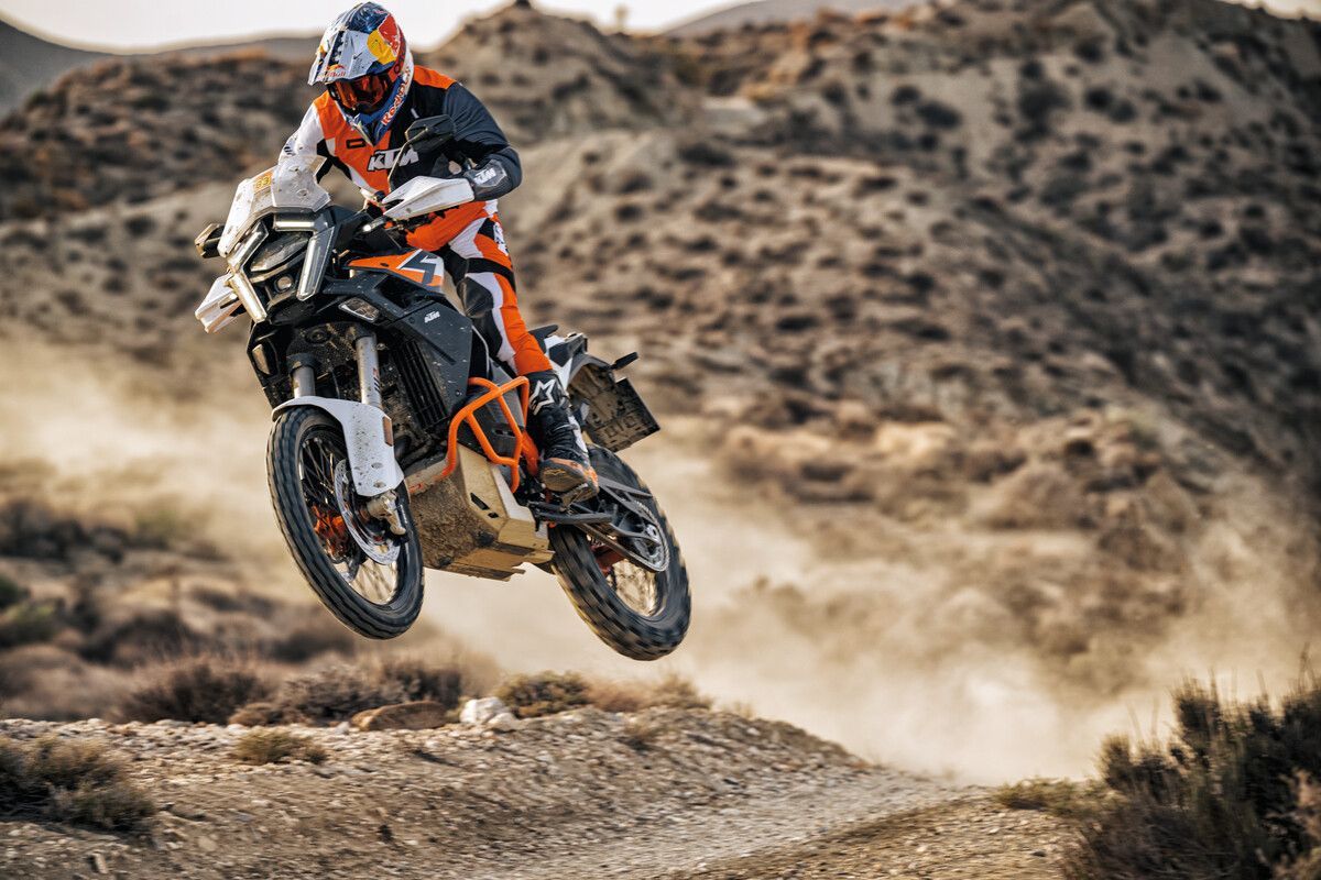 660815 MY25 KTM 1390 SUPER ADVENTURE R Action EUROPE GLOBAL 01 ACTION