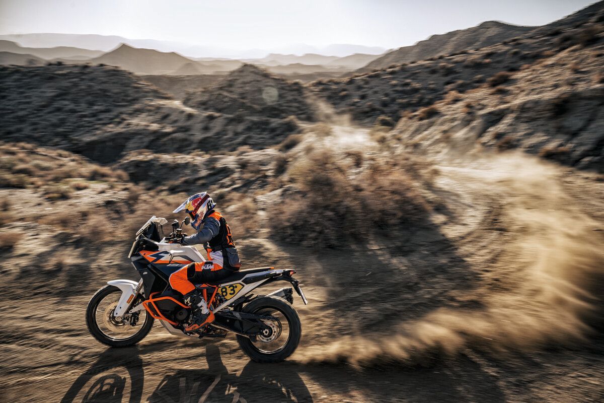 660911 MY25 KTM 1390 SUPER ADVENTURE R Action EUROPE GLOBAL 01 ACTION