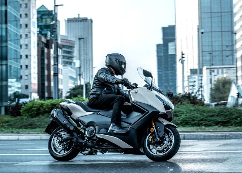 2025 Yamaha XP500ADX EU Ceramic Grey Action 005 03