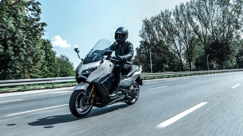2025 Yamaha XP500ADX EU Ceramic Grey Action 018 03