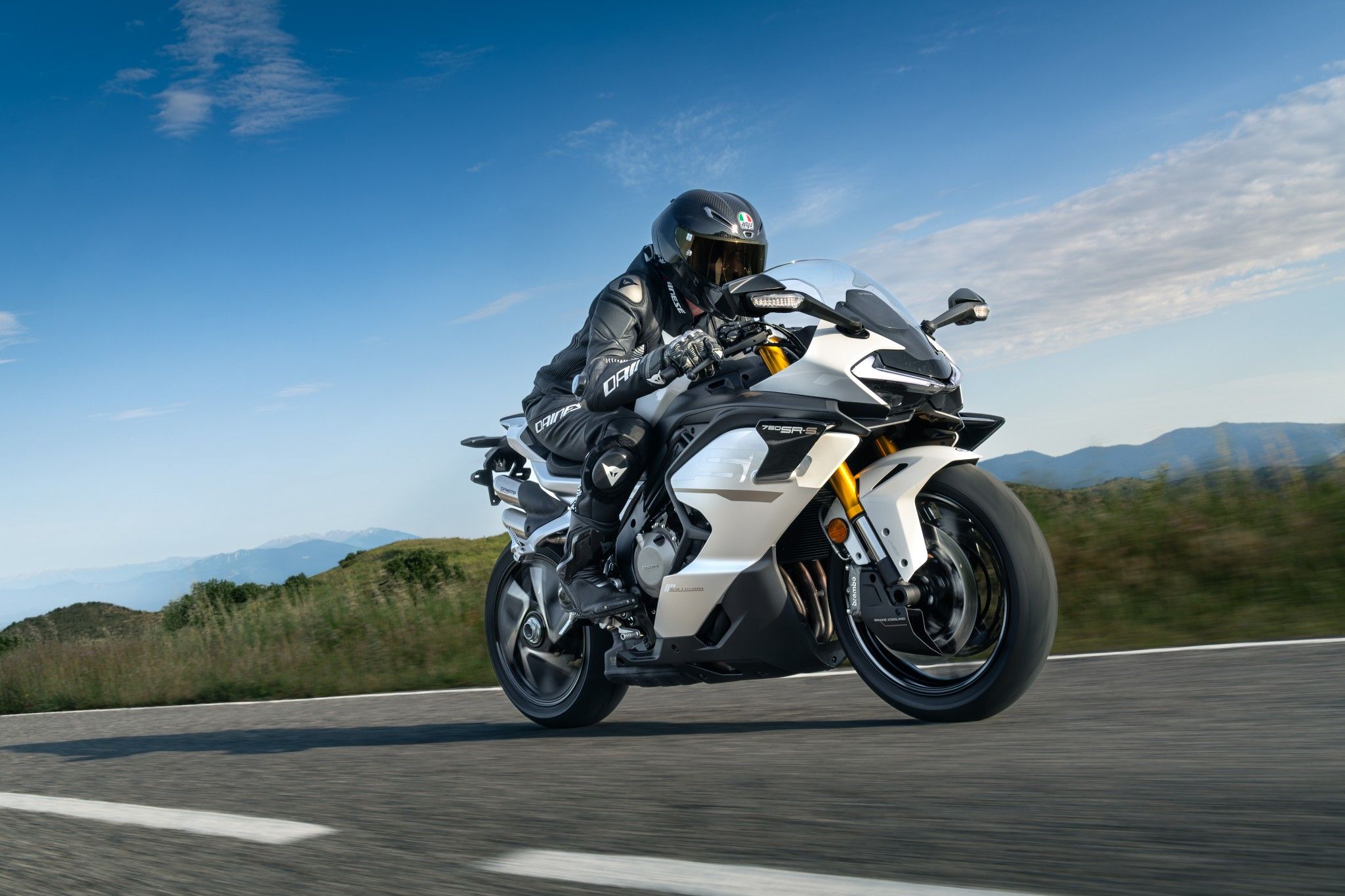 CFMOTO 750SR S outdoors 21