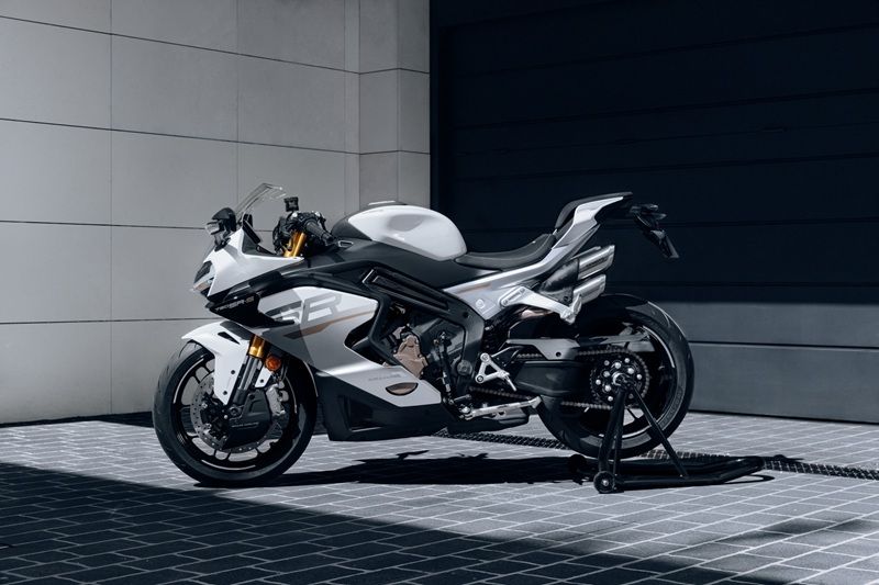 CFMOTO 750SR S outdoors 9