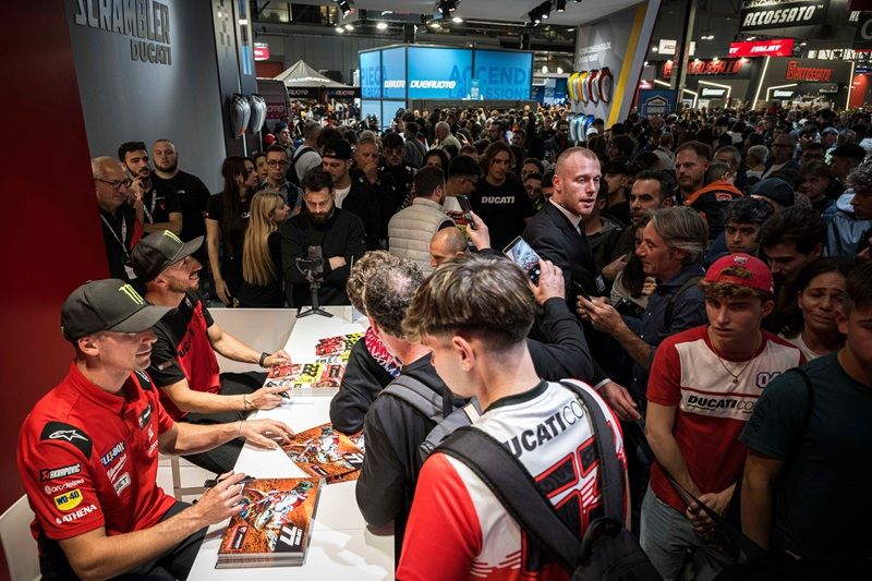 04 Autografi UC876933 High