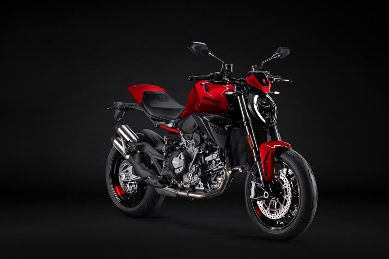 02 MY26 MONSTER RED STUDIO 16 UC870481 High