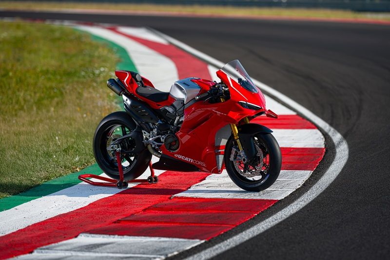 MY26 PANIGALE V4R STATICS ON LOCATION 3 UC849068 High