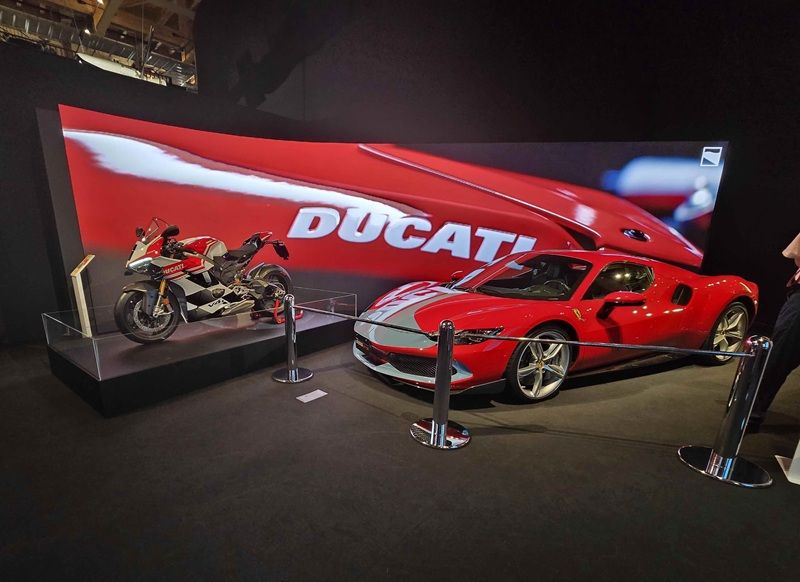 Panigale V4 Tricolore amp Ferrari 296 GTS UC848978 High