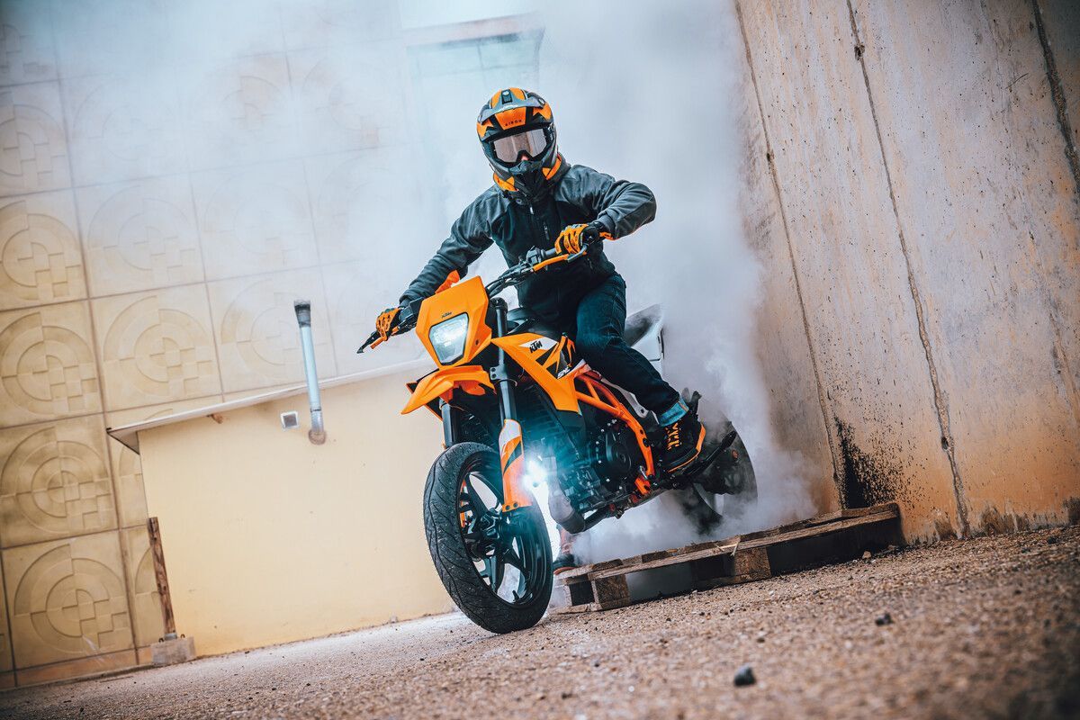 MY25 KTM 125 SMC R ACTION 1