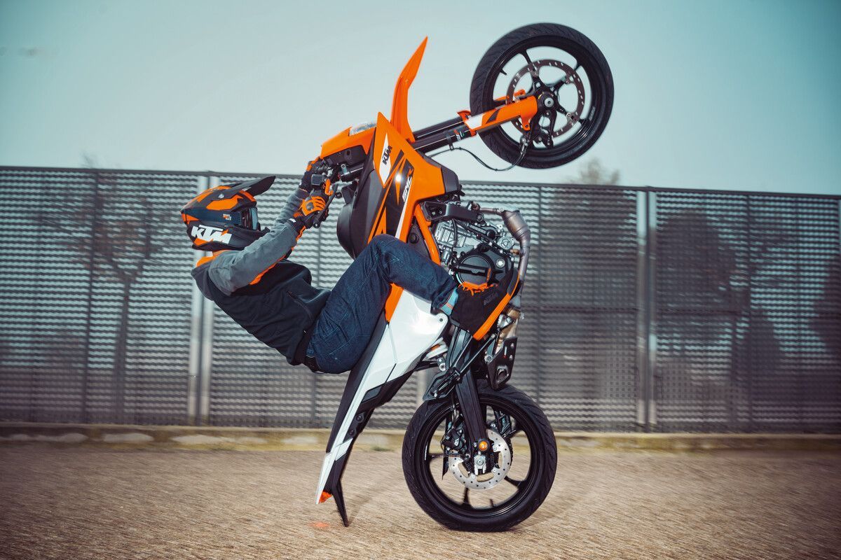 MY25 KTM 125 SMC R ACTION 2