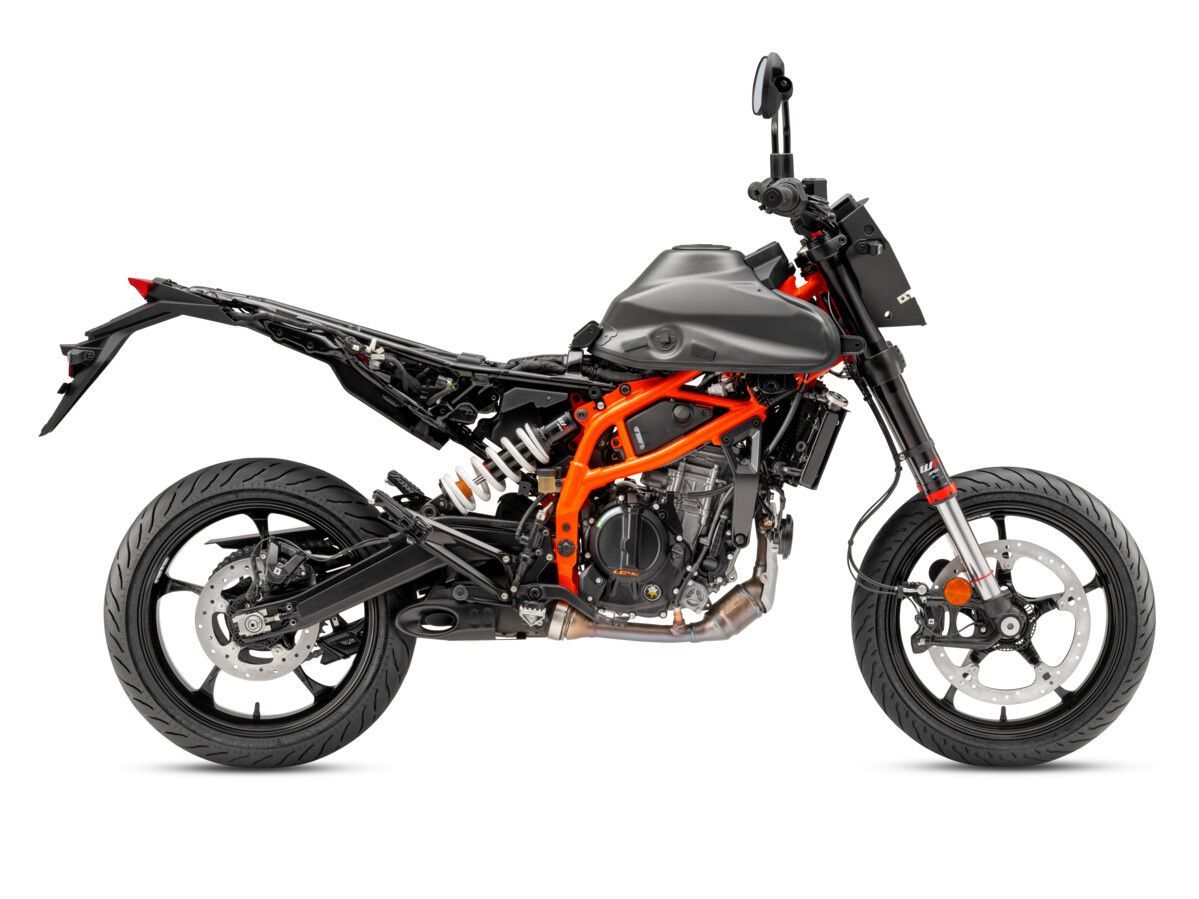 MY25 KTM 125 SMC R STUDIO 1