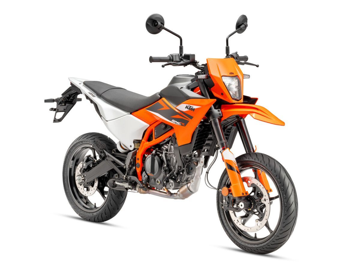 MY25 KTM 125 SMC R STUDIO 2