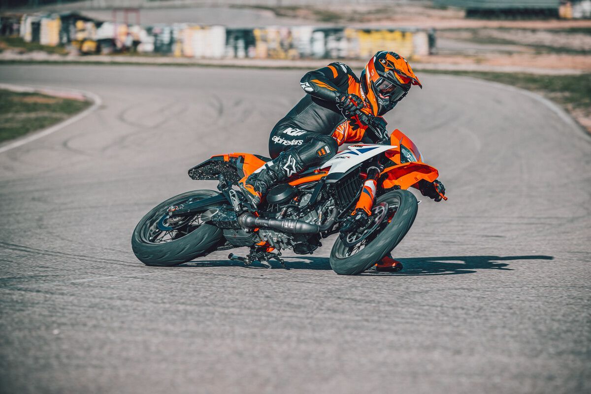 MY25 KTM 390 SMC R ACTION 2