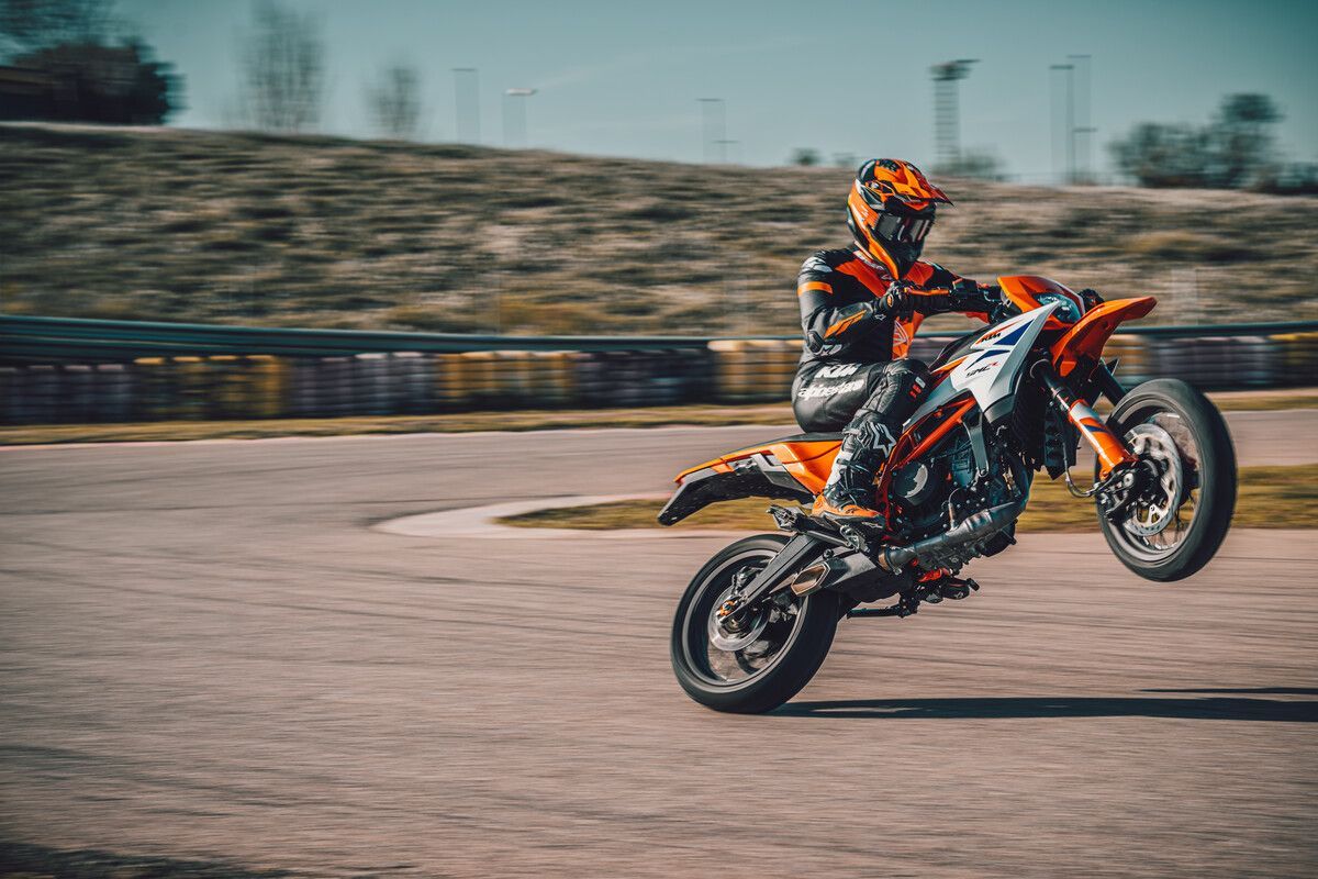 MY25 KTM 390 SMC R ACTION 3
