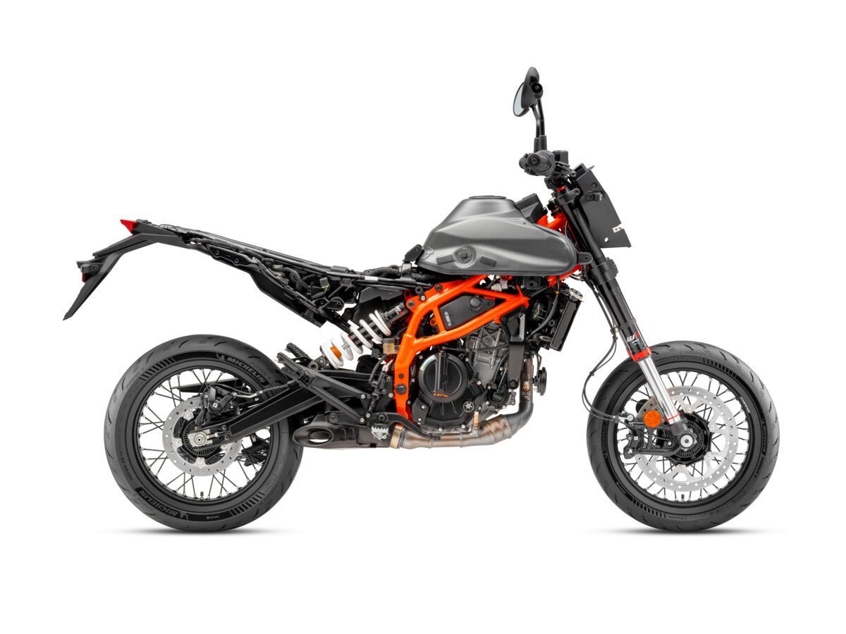 MY25 KTM 390 SMC R STUDIO 1