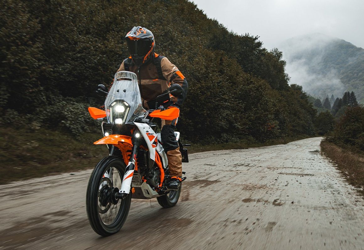 PHO BIKE DET Travel KTM 2025 390 adventure r white website action image 2 SALL AEPI V1