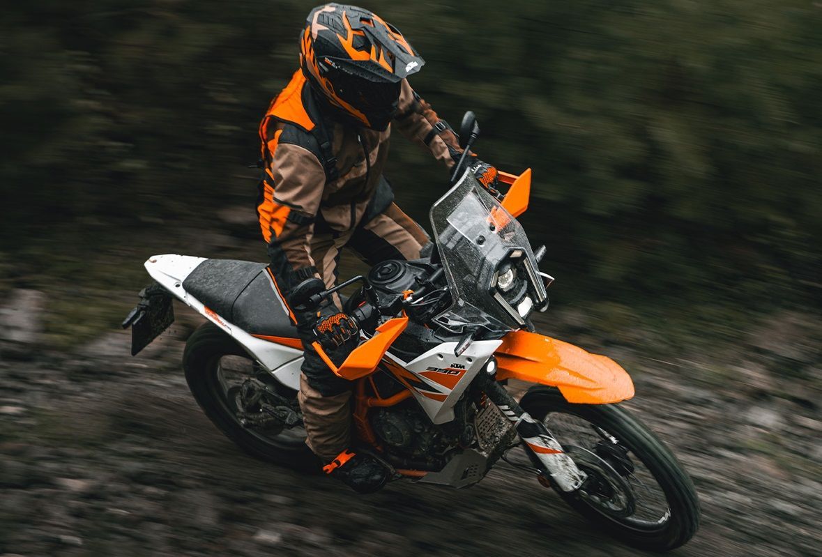 PHO BIKE DET Travel KTM 2025 390 adventure r white website action image 5 SALL AEPI V1