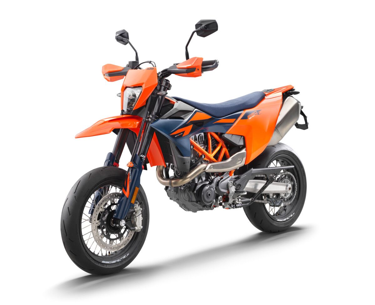 MY26 KTM 690 SMC R STUDIO 1