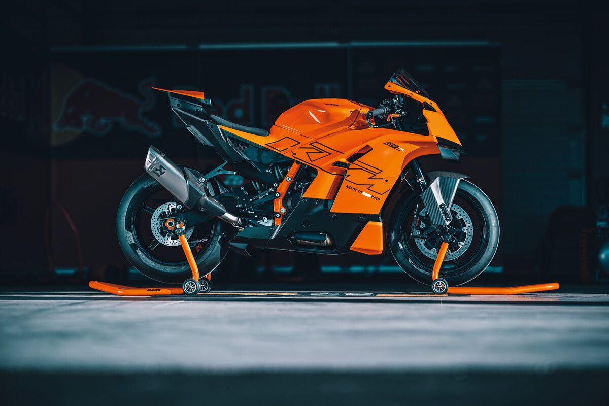 MY26 KTM 990 RC R Static 1