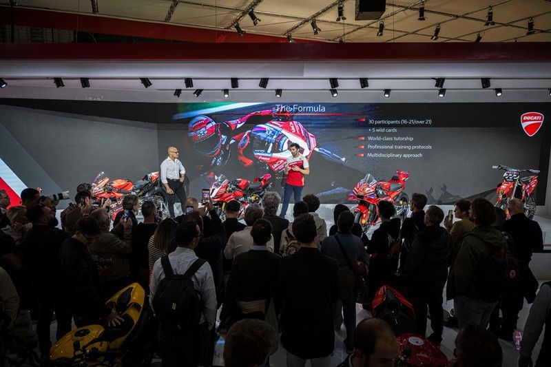 V2 DUCATI FUTURE CHAMP ACADEMY EICMA 03 UC876977 High